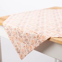 91433-Tischdecke-aus-Baumwolle-mit-Aquarell-Ornamenten-in-Weiss-und-Terracotta-in-versch--Groessen-von-SCHoeNER-LEBEN---MG-2695.jpg Moderne Tischdecke aus Baumwolle mit Aquarell Ornamenten in warmen Terracotta-Tönen in zwei Größen oder nach Maß von SCHÖNER LEBEN. Detail Fall über Kante
