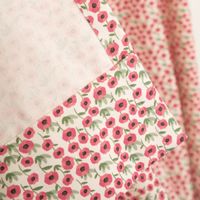 91434-Vorhang-Mini-Blumen-in-weiss-pink-mit-Smok-Schlaufenband-245x130cm--HxB--oder-Wunschmass-von-SCHoeNER-LEBEN-2412-IMG-8485.jpg Saumdetail des Vorhangs Mini Blumen weiß pink mit Smok-Schlaufenband, Rückseite und sauber vernähte Stoffkante sichtbar.