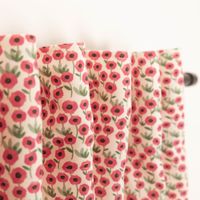 91434-Vorhang-Mini-Blumen-in-weiss-pink-mit-Smok-Schlaufenband-245x130cm--HxB--oder-Wunschmass-von-SCHoeNER-LEBEN-2412-IMG-8487.jpg Faltenbildung am Smok-Schlaufenband beim Vorhang Mini Blumen weiß pink von SCHÖNER LEBEN an der Gardinenstange.