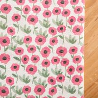 Detailansicht der weißen Baumwoll-Tischdecke mit pinken Mini Blumen und grünen Blättern von SCHÖNER LEBEN