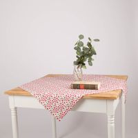 Tischdecke aus Baumwolle mit Mini Blumen in Weiß und Pink von SCHÖNER LEBEN dekorativ auf Holztisch platziert