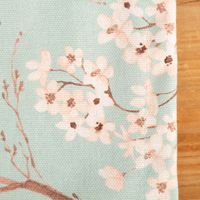 91437-Tischlaeufer-aus-Baumwolle-mit-Bluetenzweigen-blau-40x160cm-von-SCHoeNER-LEBEN--IMG-7703.jpg Detail des Tischläufers aus Baumwolle mit Blütenzweigen blau, sichtbare Webstruktur und Saum