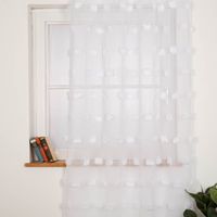Ösenvorhang in Leinenoptik mit Pompons – Weiß, 140x260 cm Nahaufnahme am Fenster
