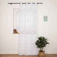 91442-oesenvorhang-Leinenoptik-mit-Pompons-uni-weiss-140x260cm--MG-1158-Bearbeitet.jpg Ösenvorhang in Leinenoptik mit Pompons – Weiß, 140x260 cm am Fenster in Szene gesetzt
