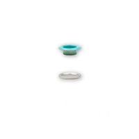 Eine Prym Ösen 8 mm mit mintfarbiger Oberseite und silberfarbigen Scheiben übereinander fotografiert vor einem weißen Hintergrund