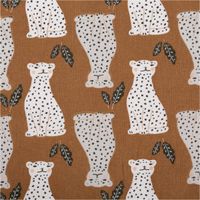 Hochwertiger Baumwollstoff Amaou Leopard in warmem Braun besticht durch sein charmantes Muster aus sitzenden Leoparden und Blättern. Mit 1,47 m Breite ist dieser Stoff ideal für Kinderbekleidung oder Heimtextilien - Nahaufnahme