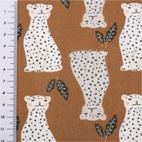 Hochwertiger Baumwollstoff Amaou Leopard in warmem Braun besticht durch sein charmantes Muster aus sitzenden Leoparden und Blättern. Mit 1,47 m Breite ist dieser Stoff ideal für Kinderbekleidung oder Heimtextilien - mit Massband