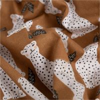 Hochwertiger Baumwollstoff Amaou Leopard in warmem Braun besticht durch sein charmantes Muster aus sitzenden Leoparden und Blättern. Mit 1,47 m Breite ist dieser Stoff ideal für Kinderbekleidung oder Heimtextilien - stilvoll drapiert