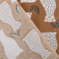 Hochwertiger Baumwollstoff Amaou Leopard in warmem Braun besticht durch sein charmantes Muster aus sitzenden Leoparden und Blättern. Mit 1,47 m Breite ist dieser Stoff ideal für Kinderbekleidung oder Heimtextilien - mit Rueckseite