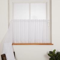Scheibengardine Leinenoptik Kreise – 60 cm hoch, Meterware | Transparent, mit Stickerei, kürzbar ohne Nähen Nahaufnahme am Fenster