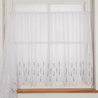 91539-Scheibengardinen-Meterware-Effektvoile-Stickerei-Raute-weiss-grau-45cm-hoch--MG-1044.jpg Scheibengardine Effektvoile Raute weiß-grau – 45 cm hoch, Meterware | Transparenter Voile mit moderner Stickerei, nähfrei kürzbar Nahaufnahme am Fenster