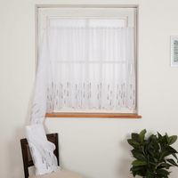 91541-Scheibengardinen-Meterware-Effektvoile-Stickerei-Raute-weiss-grau-90cm-hoch--MG-1040.jpg Scheibengardine Effektvoile Raute weiß-grau – 90 cm hoch, Meterware | Transparenter Voile mit moderner Stickerei, nähfrei kürzbar Vollansicht am Fenster