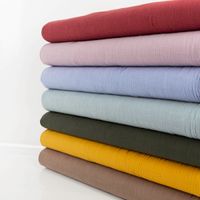 Baumwollstoff Cotton Slub Washed Taupe-Braun – Weich, luftig & perfekt für sommerliche Kleidung schraege Ansicht des in Szene gesetzen Stoffes