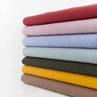 Baumwollstoff Cotton Slub Washed Taupe-Braun – Weich, luftig & perfekt für sommerliche Kleidung schraege Ansicht des in Szene gesetzten Stoffen Nahaufnahme
