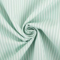 91555-Baumwollstoff-Popeline-Streifen-mint-weiss-1-50m-Breite--MG-0029.jpg Baumwollstoff Popeline Streifen in Mint-Weiß – Hochwertiger Stoff für kreative Nähideen kunstvoll eingedreht in Falten