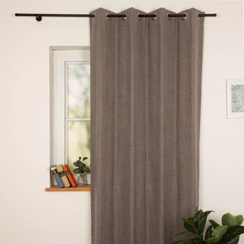 Verdunkelungsvorhang mit Ösen Blackout Thermoisolierung Schallisolieung taupe meliert 140x245cm Grauer Vorhang haengend in heller Umgebung neben einem Fenster mit Buechern auf der Fensterbank.