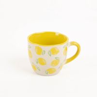 91599-Tasse-Zitronen-Lemon-Mug-250ml-von-Sass-und-Belle-IMG-1553.jpg Diese fröhliche Tasse von Sass & Belle bringt mit ihrem sonnigen Zitronen-Design gute Laune an den Frühstückstisch. Die Keramiktasse mit gelber Innenseite fasst 250 ml und liegt durch ihre bauchige Form besonders angenehm in der Hand - Nahaufnahme