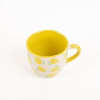 91599-Tasse-Zitronen-Lemon-Mug-250ml-von-Sass-und-Belle-IMG-1554.jpg Diese fröhliche Tasse von Sass & Belle bringt mit ihrem sonnigen Zitronen-Design gute Laune an den Frühstückstisch. Die Keramiktasse mit gelber Innenseite fasst 250 ml und liegt durch ihre bauchige Form besonders angenehm in der Hand - von oben