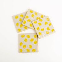 Verschönere deinen Tisch mit diesem charmanten 4er Set Zitronen-Untersetzer von Sass & Belle. Das fröhliche Design zeigt gelbe Zitronen auf hellem Grund und schützt Oberflächen stilvoll vor Flecken - Ansicht des ganzen 4er Sets