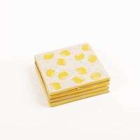 Verschönere deinen Tisch mit diesem charmanten 4er Set Zitronen-Untersetzer von Sass & Belle. Das fröhliche Design zeigt gelbe Zitronen auf hellem Grund und schützt Oberflächen stilvoll vor Flecken - sortiert in Szene gesetzt