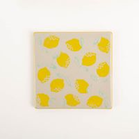 91600-Untersetzer-Zitronen-Lemon-Coaster-4er-Set-von-Sass-und-Belle-IMG-1556.jpg Verschönere deinen Tisch mit diesem charmanten 4er Set Zitronen-Untersetzer von Sass & Belle. Das fröhliche Design zeigt gelbe Zitronen auf hellem Grund und schützt Oberflächen stilvoll vor Flecken - Vollansicht