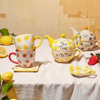 Diese dekorative Teebeutelablage von Sass & Belle in verspielter Teekannenform ist das ideale Accessoire für jede Teestunde. Die kleine Keramikschale mit sonnigem Zitronen-Motiv sorgt für Ordnung am Tisch und fängt benutzte Teebeutel stilvoll auf - in Szen
