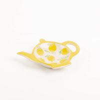 91601-Teller-Zitronen-Lemon-Tea-Bag-Rest-Teekannenform-von-Sass-und-Belle-IMG-1548.jpg Diese dekorative Teebeutelablage von Sass & Belle in verspielter Teekannenform ist das ideale Accessoire für jede Teestunde. Die kleine Keramikschale mit sonnigem Zitronen-Motiv sorgt für Ordnung am Tisch und fängt benutzte Teebeutel stilvoll auf - von obe