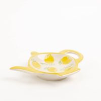 91601-Teller-Zitronen-Lemon-Tea-Bag-Rest-Teekannenform-von-Sass-und-Belle-IMG-1549.jpg Diese dekorative Teebeutelablage von Sass & Belle in verspielter Teekannenform ist das ideale Accessoire für jede Teestunde. Die kleine Keramikschale mit sonnigem Zitronen-Motiv sorgt für Ordnung am Tisch und fängt benutzte Teebeutel stilvoll auf - Nahaufn