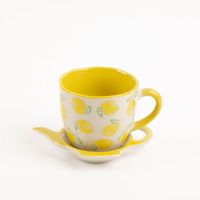 91601-Teller-Zitronen-Lemon-Tea-Bag-Rest-Teekannenform-von-Sass-und-Belle-IMG-1550.jpg Diese dekorative Teebeutelablage von Sass & Belle in verspielter Teekannenform ist das ideale Accessoire für jede Teestunde. Die kleine Keramikschale mit sonnigem Zitronen-Motiv sorgt für Ordnung am Tisch und fängt benutzte Teebeutel stilvoll auf - mit Tas