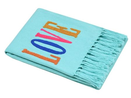 Strandtuch Hamamtuch Plaid Fouta LOVE mit Fransen in Türkis mit Applikation LOVE auf ein Rechteck gefaltet, so dass Love und Fransen sichtbar sind.