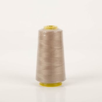 Overlock Nähgarn 2700m 40/20 Kieselgrau Beigefarbene Garnrolle stehend vor weissem Hintergrund, wirft sanften Schatten.