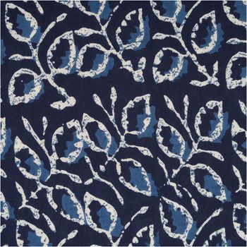 Leichter Baumwollstoff Voile mit Blättern in Blau Nahaufnahme des Stoffes