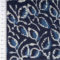 Leichter Baumwollstoff Voile mit Blättern in Blau mit Massband