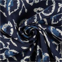 Leichter Baumwollstoff Voile mit Blättern in Blau kunstvoll eingedreht in Falten