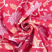 Leichter Baumwollstoff Voile mit Blumenranken in Pink kunstvoll eingedreht in Falten