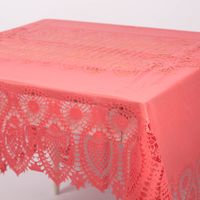 91678-Tischdecke-abwaschbar-Haekelspitze-Amira-sugar-pink-137x180cm--MG-1702.jpg Rechteckige Tischdecke in kräftigem Zuckerrosa mit dekorativer Häkeloptik, kunstvoll gemustert, wetterfest, pflegeleicht und vielseitig für Landhaus- oder Vintage-Einrichtungen geeignet -Nahaufnahme