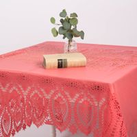91678-Tischdecke-abwaschbar-Haekelspitze-Amira-sugar-pink-137x180cm--MG-1706.jpg Rechteckige Tischdecke in kräftigem Zuckerrosa mit dekorativer Häkeloptik, kunstvoll gemustert, wetterfest, pflegeleicht und vielseitig für Landhaus- oder Vintage-Einrichtungen geeignet - in Szene gesetzt Nahaufnahme