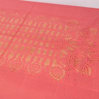 91678-Tischdecke-abwaschbar-Haekelspitze-Amira-sugar-pink-137x180cm--MG-1709.jpg Rechteckige Tischdecke in kräftigem Zuckerrosa mit dekorativer Häkeloptik, kunstvoll gemustert, wetterfest, pflegeleicht und vielseitig für Landhaus- oder Vintage-Einrichtungen geeignet - Detailaufnahme von oben