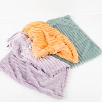 91680-Kissenhuelle-aus-Pluesch-in-Cordoptik-Streifen-Apricot-45x45cm--MG-0710_1.jpg Kuschelweiche Kissenhülle aus Plüsch mit breiten Cord-Streifen in Apricot 45x45cm mit anderen Huellen in Szene gesetzt Nahaufnahme