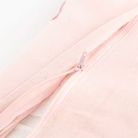 91684-Kissen-Stripe-Querstreifen-Samt-Rot-Rosa-45x45cm--MG-0811.jpg Kissen Stripe aus Samtstoffen in Rot und Rosa in der Größe 45x45cm Reissverschluss geoeffnet