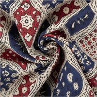 Leichter Baumwollstoff Voile mit Ethno-Muster in Blau und Rot kunstvoll eingedreht in Falten