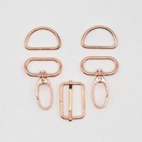91697-Taschengut-Komplettset-mit-Karabinkerhaken-25mm-rose-gold-glaenzend-5tlg-Set-Screenshot-2025-05-15-220520.jpg Taschengurt Komplettset 25mm Rose Gold glänzend – 5-teiliges Set mit Karabinerhaken, D-Ringen und Versteller - alle Teile liegen auf einem weißen Hintergrund neben- und übereinander