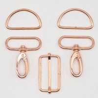 91701-Taschengut-Komplettset-mit-Karabinkerhaken-40mm-rose-gold-glaenzend-5tlg-Set-Screenshot-2025-05-16-113527.jpg Taschengurt Komplettset 40mm in glänzendem Rose Gold – 5-teiliges Set mit Karabinerhaken, D-Ringen und Versteller