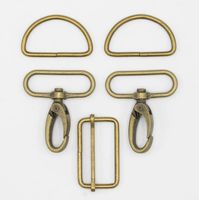 91702-Taschengut-Komplettset-mit-Karabinkerhaken-40mm-metallic-gold-t-5tlg-Set-Screenshot-2025-05-16-114459.jpg Taschengurt Komplettset 40mm in Metallic Gold – 5-teiliges Set mit Karabinerhaken, D-Ringen und Versteller