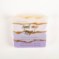 Handgemachte Seife „Spoil Me Royal“ von Bomb Cosmetics in edlem Lila und Gold. Die 100g-Seife mit ätherischen Ölen pflegt die Haut und verströmt einen königlichen Duft - Vollansicht