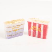Handgemachte Seife „Spoil Me Royal“ von Bomb Cosmetics in edlem Lila und Gold. Die 100g-Seife mit ätherischen Ölen pflegt die Haut und verströmt einen königlichen Duft - in Szene gesetzt