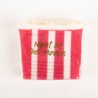 91716-Bomb-Cosmetic-Seife-Night-at-the-Movies-Popcorntuete-rot-weiss-100gr-IMG-1622.jpg Handgemachte Seife „Night at the Movies“ von Bomb Cosmetics im Popcorn-Design. Die 100g-Seife mit ätherischen Ölen vereint rot-weiße Streifen mit einem nostalgischen Duft für pures Kinoflair - Vollansicht