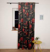 Samtvorhang Fische, Blumen & Heißluftballon in Dunkelgrün und Rot mit Smok-Schlaufenband am Fenster bei Nacht