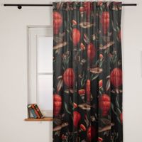 Samtvorhang Fische, Blumen & Heißluftballon in Dunkelgrün und Rot mit Smok-Schlaufenband Detail Stoff am Fenster