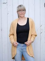 91759-Schnittmuster-Sweatjacke-Damen-Papierschnittmuster-meine-Claire-Gr--32-58-von-Meine-Herzenswelt-P122-Beispiel1.jpg meine Herzenswelt Schnittmuster Cardigan Chicago Strickstoff ocker